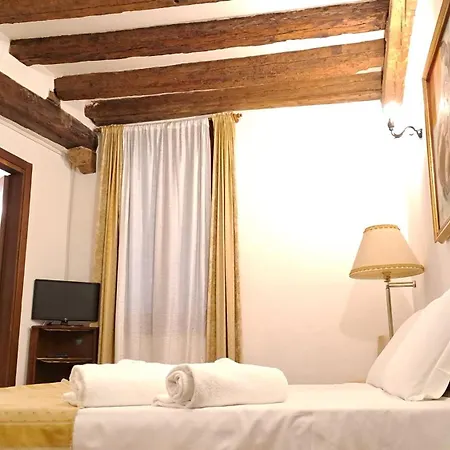 Rialto Laura דירה