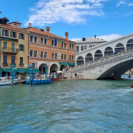 Rialto Laura דירה